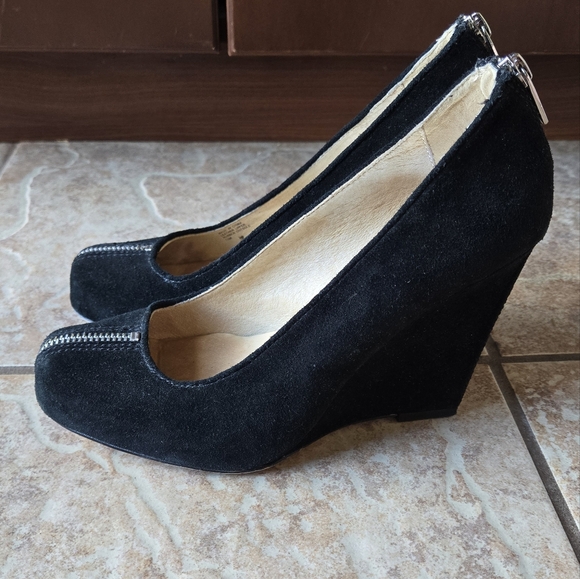 🔥🔥🔥SALE🔥🔥🔥Michael Kors Silver Zippers Black Suede Wedges - Picture 3 of 5